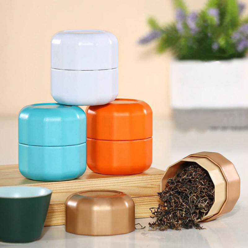 Skardiniai maži apvalūs skardiniai indai su dangteliais, skirti saldainių dovanoms, žvakių gamybai, arbatai, kavai ir amatams