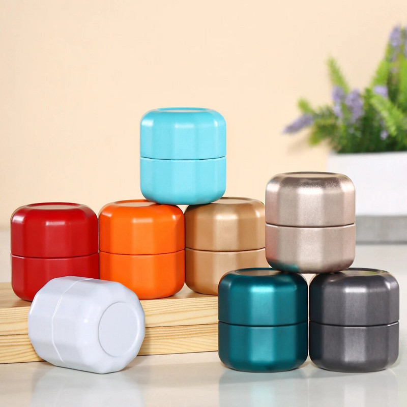 Skardiniai maži apvalūs skardiniai indai su dangteliais, skirti saldainių dovanoms, žvakių gamybai, arbatai, kavai ir amatams