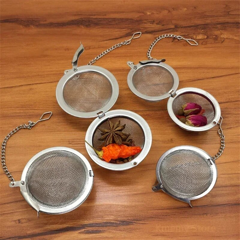 Ovaalse südame sfääri kujuga vürtside maitseaine teesõel koos ketiga roostevabast terasest võrgust palli tee kohvifilter korv infusioonitööriistad