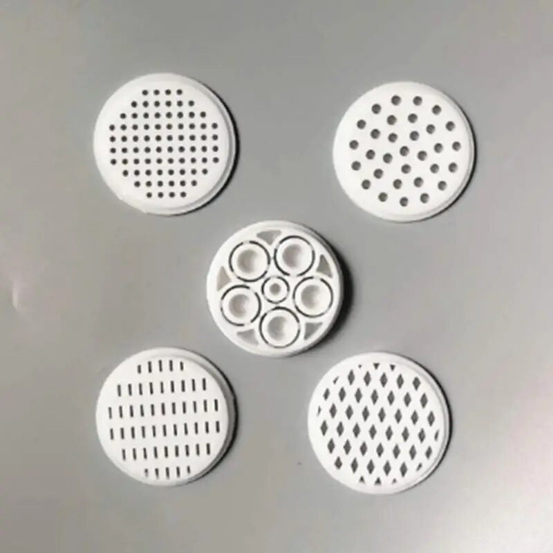 Nuudlivalmistaja majapidamises kasutatav plastist nuudlipressimismasin E-kujuline käsitsi juhitav pastamasin 7 pressvormiga pastapress