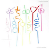 1vnt spalvingi lenkti šiaudeliai, beprotiškai garbanoti kilpos formos plastikiniai gėrimo šiaudeliai vaikams gimtadienio vakarėlio baro klubo priedai