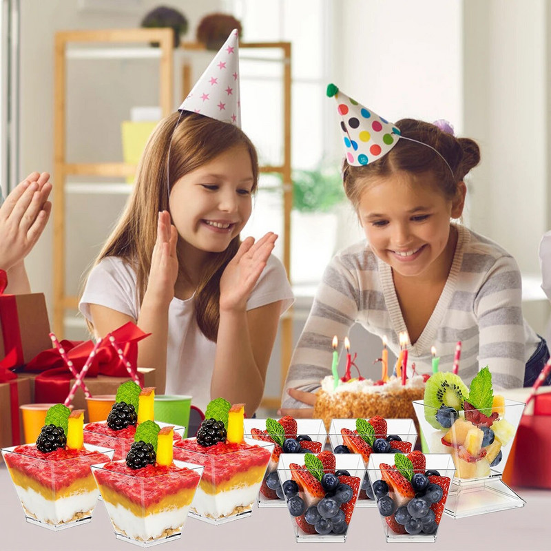 50 tk kaanega väikesed magustoidutopsid, lusikad 2 untsi/60 ml plastist magustoidujäätise tass DIY magustoidu kodufestivali pulmapeotarbed