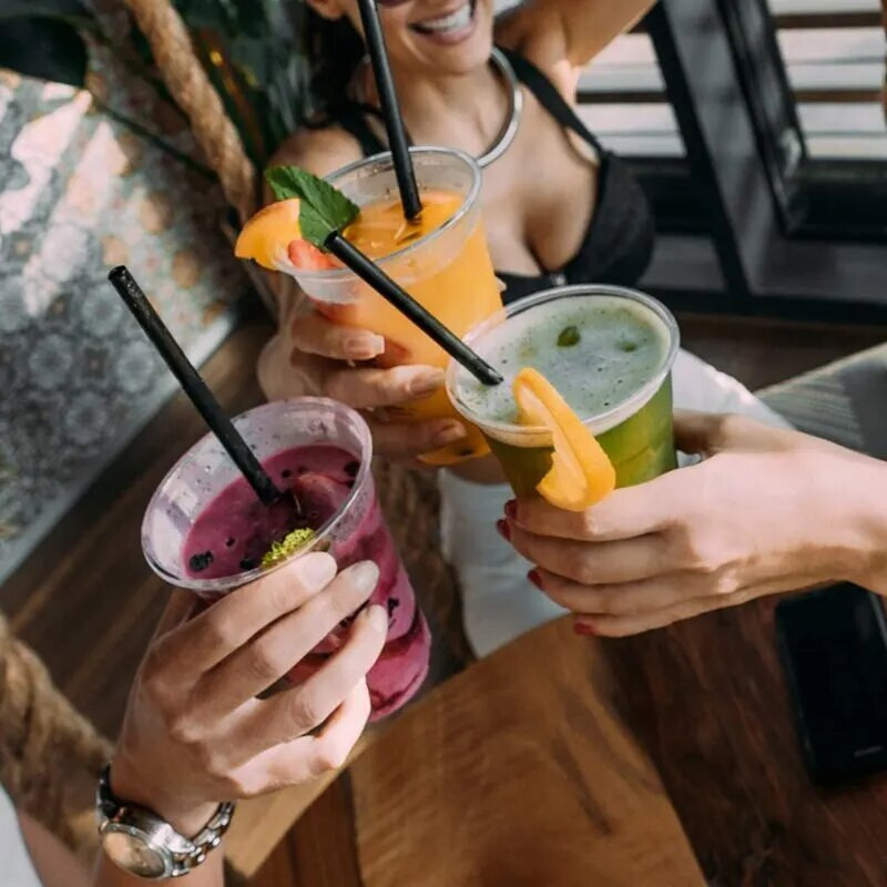 360 ml (12 untsi) läbipaistvad kaanega tassid Õlekõrred PET plastist kohvitassid 10 tk ühekordsed tassid teesmuutide, karastusjookide ja jookide jaoks