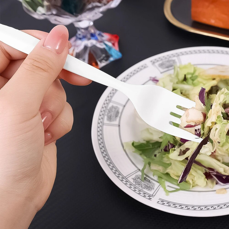 Vienkartiniai stalo įrankiai, natūralūs kukurūzai, suyrantys šakutės šaukštai, peiliai