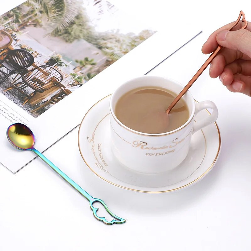 304 rozsdamentes acél toll kávéskanál Otthon Kreatív desszert kanál Többszínű hosszú nyél Keverőkanalak Konyhai edények