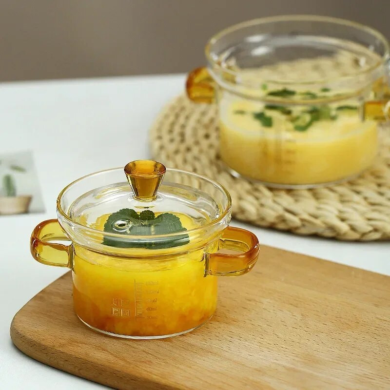 Väike klaasist hautamispott klaaskaussiga hautamispott kaanega Aurutatud munakreem Spetsiaalne imikute supipott kaalu käepidemega.