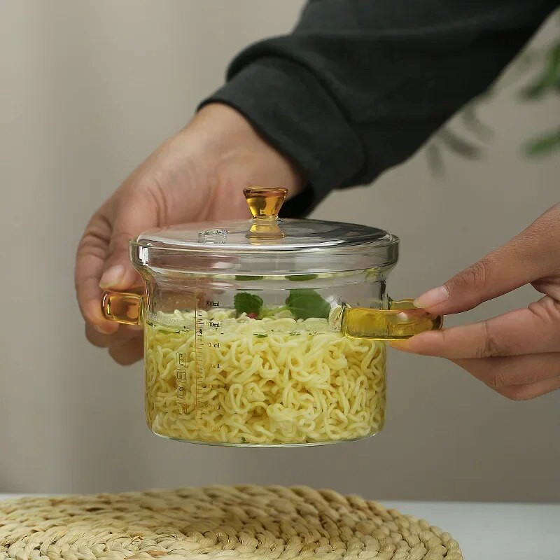 Väike klaasist hautamispott klaaskaussiga hautamispott kaanega Aurutatud munakreem Spetsiaalne imikute supipott kaalu käepidemega.