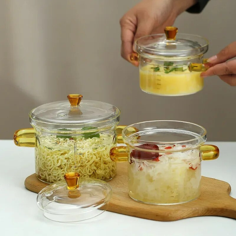 Väike klaasist hautamispott klaaskaussiga hautamispott kaanega Aurutatud munakreem Spetsiaalne imikute supipott kaalu käepidemega.