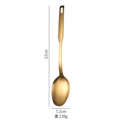 Köögis roostevabast terasest kuldsed kööginõud rippuvad korea stiilis mustriga kööginõud õhtusöögisupp lusikas praelabidas