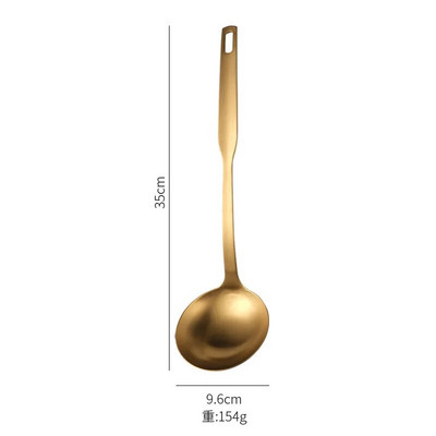 Köögis roostevabast terasest kuldsed kööginõud rippuvad korea stiilis mustriga kööginõud õhtusöögisupp lusikas praelabidas