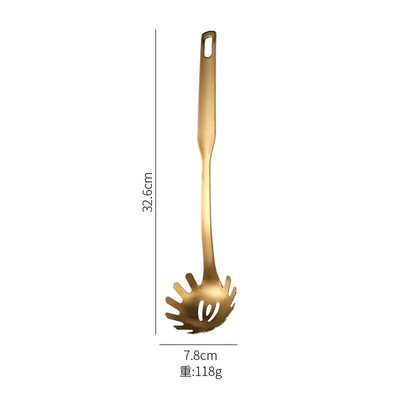 Köögis roostevabast terasest kuldsed kööginõud rippuvad korea stiilis mustriga kööginõud õhtusöögisupp lusikas praelabidas