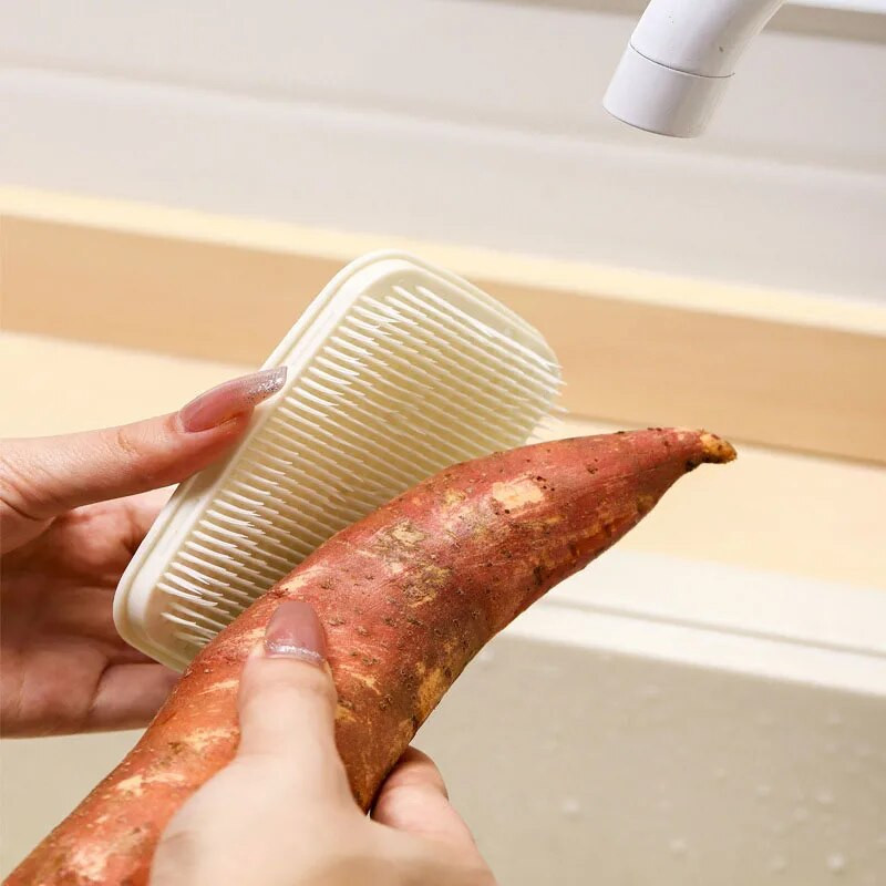 Lankstus daržovių ir vaisių valymo šepetys efektyviam bulvių ir morkų valymui