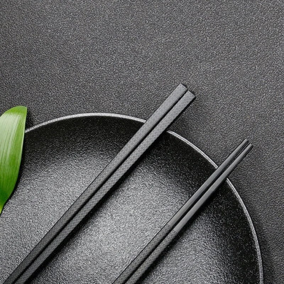 1 pár kínai élelmiszer pálcika sushi pálcika csúszásmentes, mosható, biztonságos edények ötvözet bambusz forma snack élelmiszer osztályú étkészlet fekete