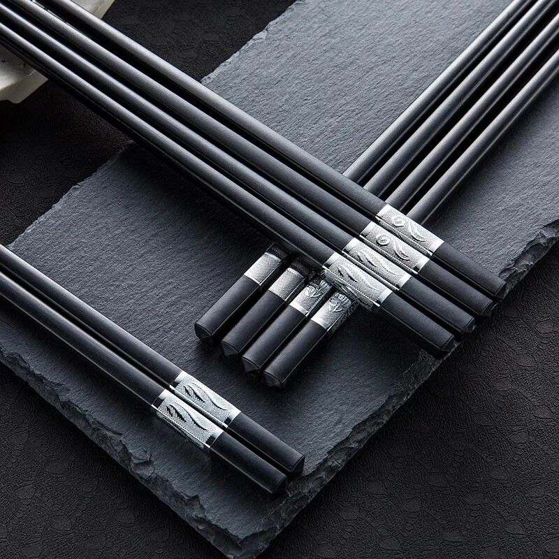 1 pár kínai stílusú pálcika étkészlet evőeszköz ötvözet Étkezési edények sushi rudak Csúszásmentes háztartási konyhai eszközök