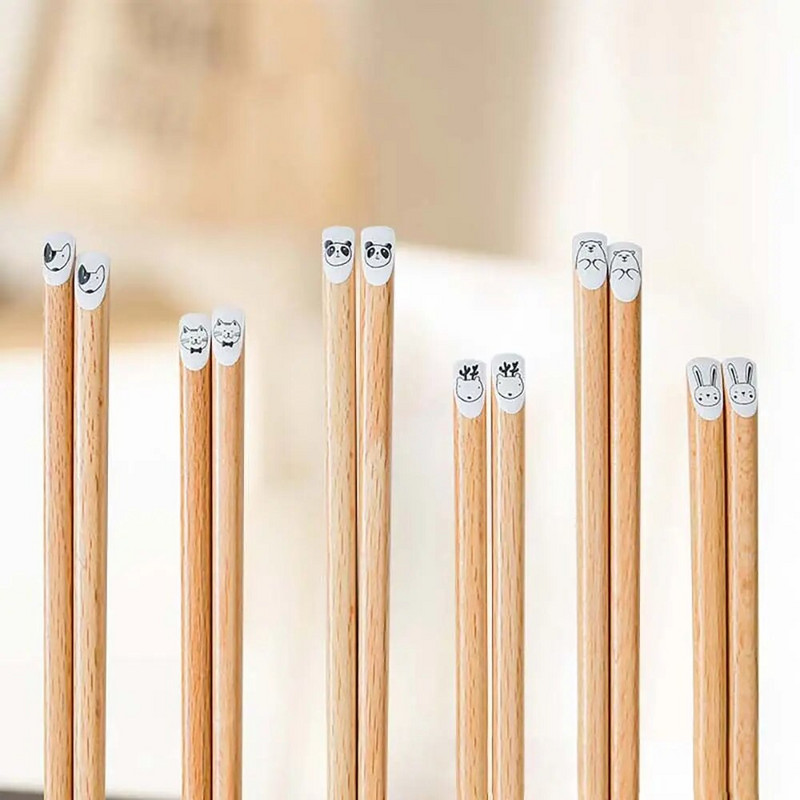 1 pár 22,5 cm-es aranyos rajzfilm állatmintás hosszú fa pálcika Japán stílusú hegyes csúszásmentes pálcika Természetes szín