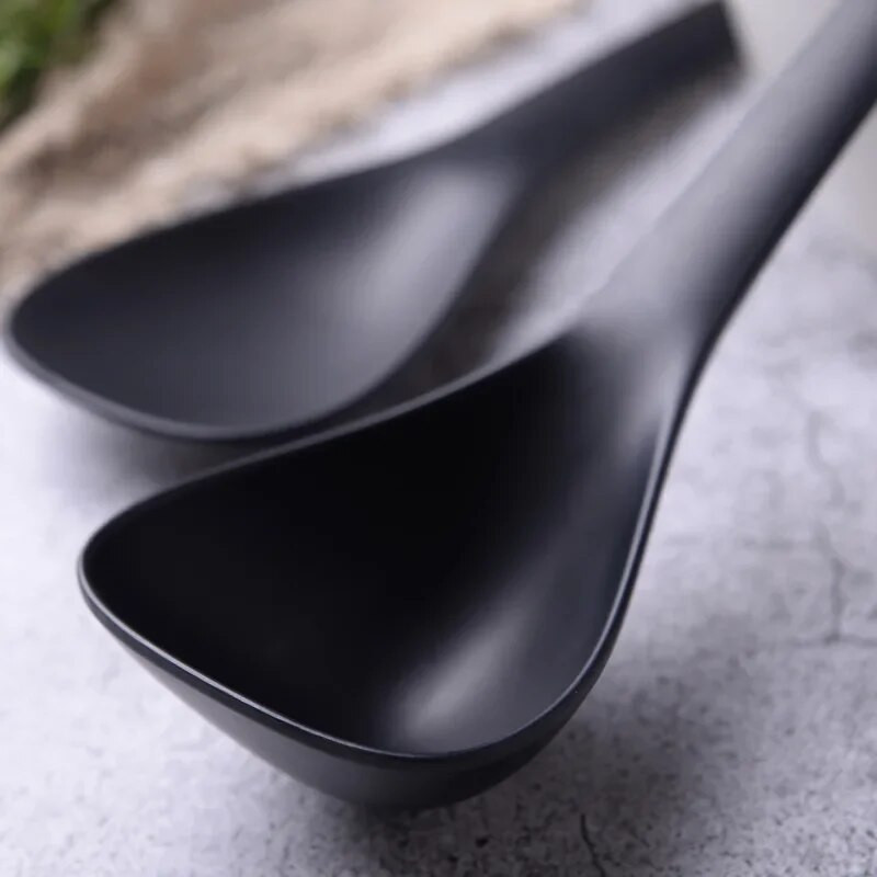 Műanyag tapadásmentes rizskanál, hosszú főzőrizslapátkanál Fekete-fehér felakasztható leveses kanál konyhai edények