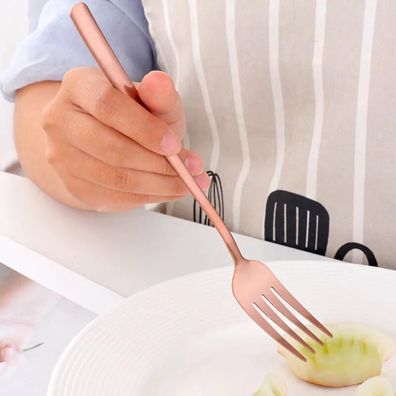 Rozsdamentes acél hosszú nyelű vacsoravilla, koreai szivárványvilla, szállodai éttermi partikellékek, étkészlet steak aranyvilla