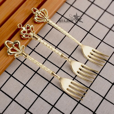 Vacclo 1PC Retro Crown Mini Fruit Fork Vintage magustoidu kook Melon Cute Fork Köök lauanõud Kingitus Kohvipoe Tass Kruusi Dekoratsioon