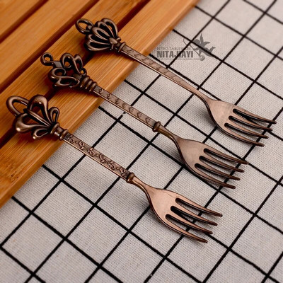 Vacclo 1PC Retro Crown Mini Fruit Fork Vintage magustoidu kook Melon Cute Fork Köök lauanõud Kingitus Kohvipoe Tass Kruusi Dekoratsioon