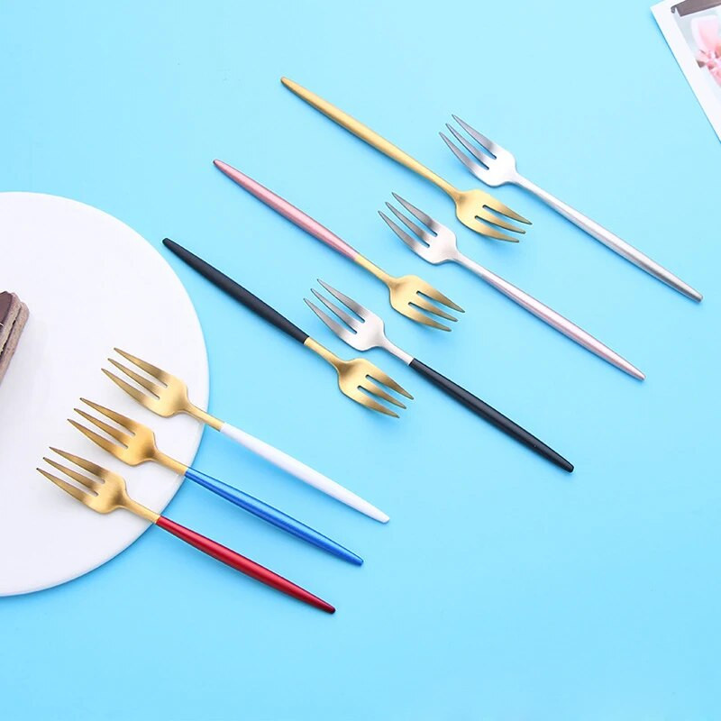 1 db Gyümölcsvilla 304 Rozsdamentes acél tortavillák Fekete arany Színes teavilla étkészlet Snail Fork Hotel Party Restaurant