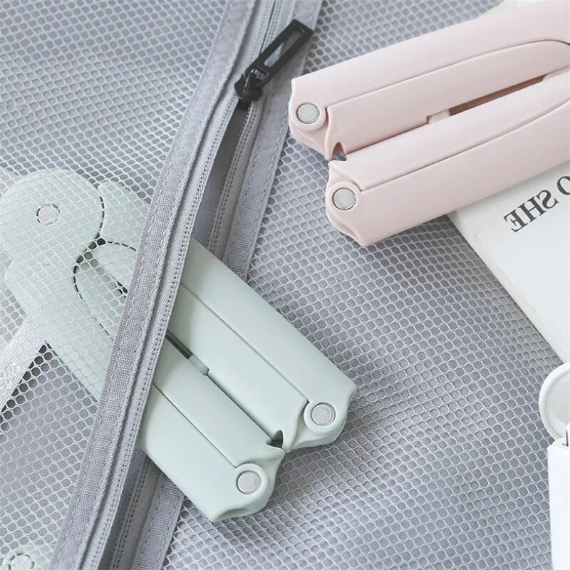 Utazási ruhaakasztó Hordozható összecsukható ruhaakasztó Multifunkciós Magic Stretch szárítóállvány Otthoni szekrény tároló állvány