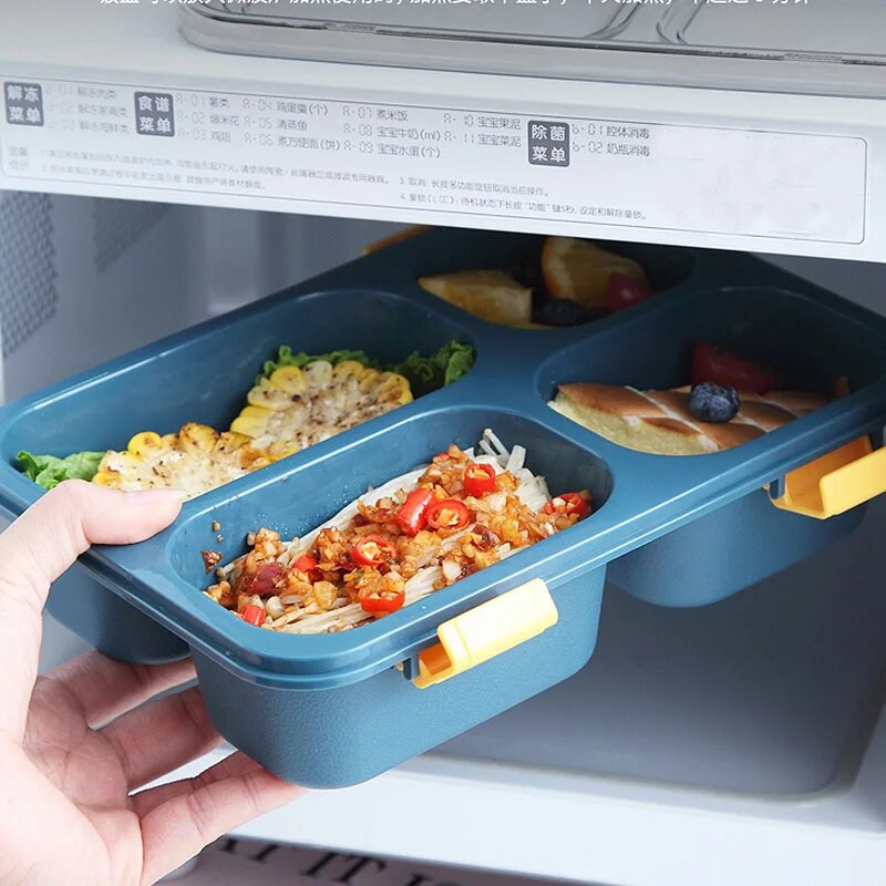 Jagatud bentokarp õpilastele, kolm jagatud lõunakarpi, neli kaetud supikarpi, plastikust lauanõud, mikrolaineahjus suletud lõunakarp