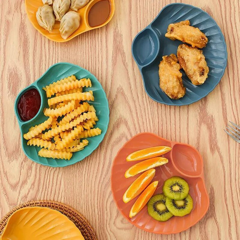 Konyhai reggeli sült krumpli tányér fűszerezéssel, rácsos háztartási harapnivaló szárított gyümölcstál gyerekeknek aranyos asztal köpött csonttányér