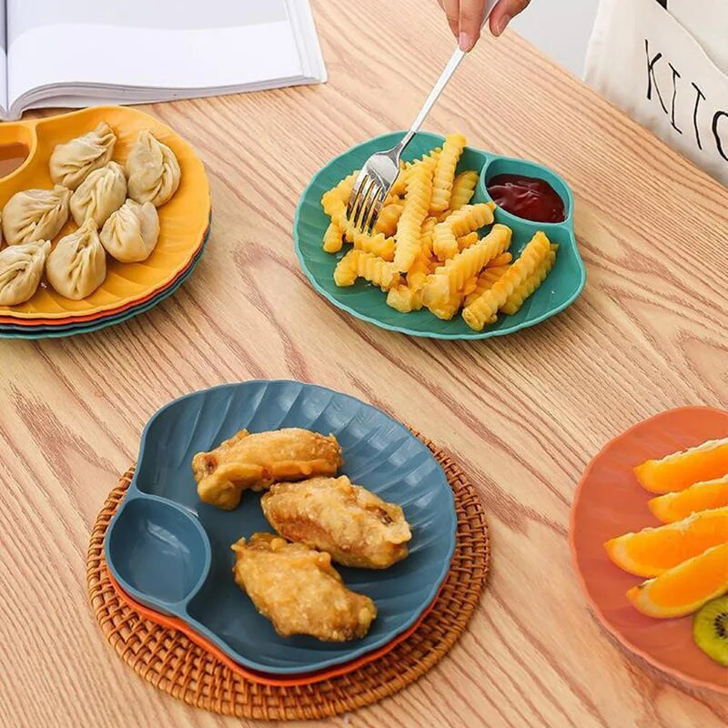 Konyhai reggeli sült krumpli tányér fűszerezéssel, rácsos háztartási harapnivaló szárított gyümölcstál gyerekeknek aranyos asztal köpött csonttányér