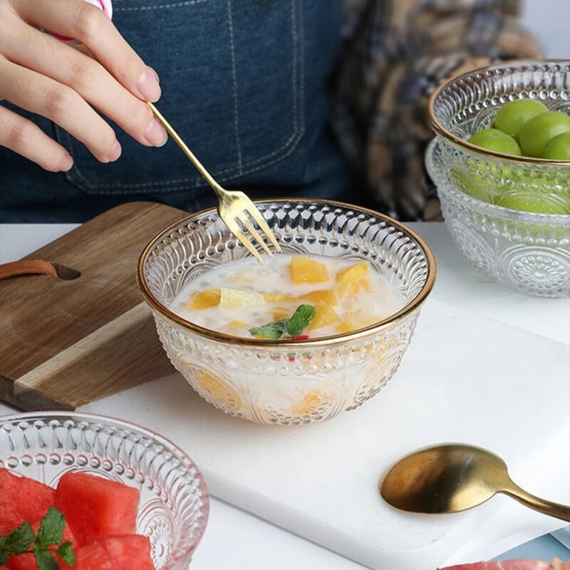 Arany karimájú, átlátszó üvegtálak Dombornyomott napraforgós tálalótál kiválóan alkalmas leves salátához pattogatott kukorica snack gyümölcstészta desszert zabpehely tál