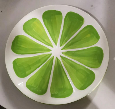 Керамична чиния за салата във формата на плод. Творческо сладко домашно ястие за закуски