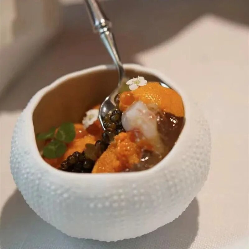 Kreatív csúcskategóriás étterem kerámia tengeri sün tál fehér különleges alakú kerámia tálka Hotel Club molekuláris konyha Baipan