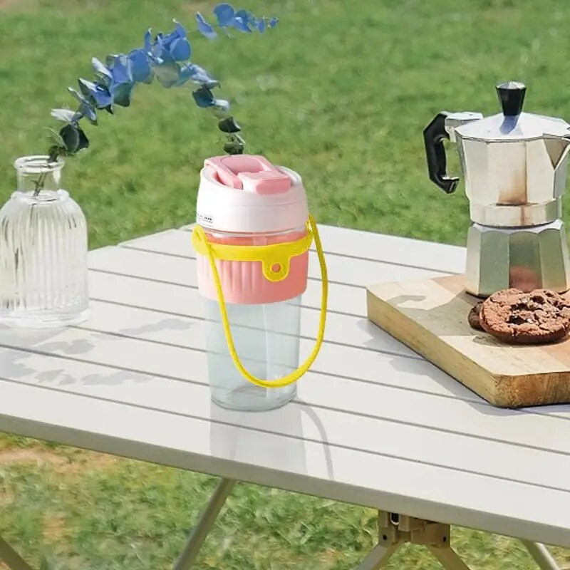 A vizespalack fogantyújának pántja puha tartószíj, amely 12,2 hüvelykes kézi fogantyúvá teszi a palackot, tartós hordozó, színes szalmacsésze kötél