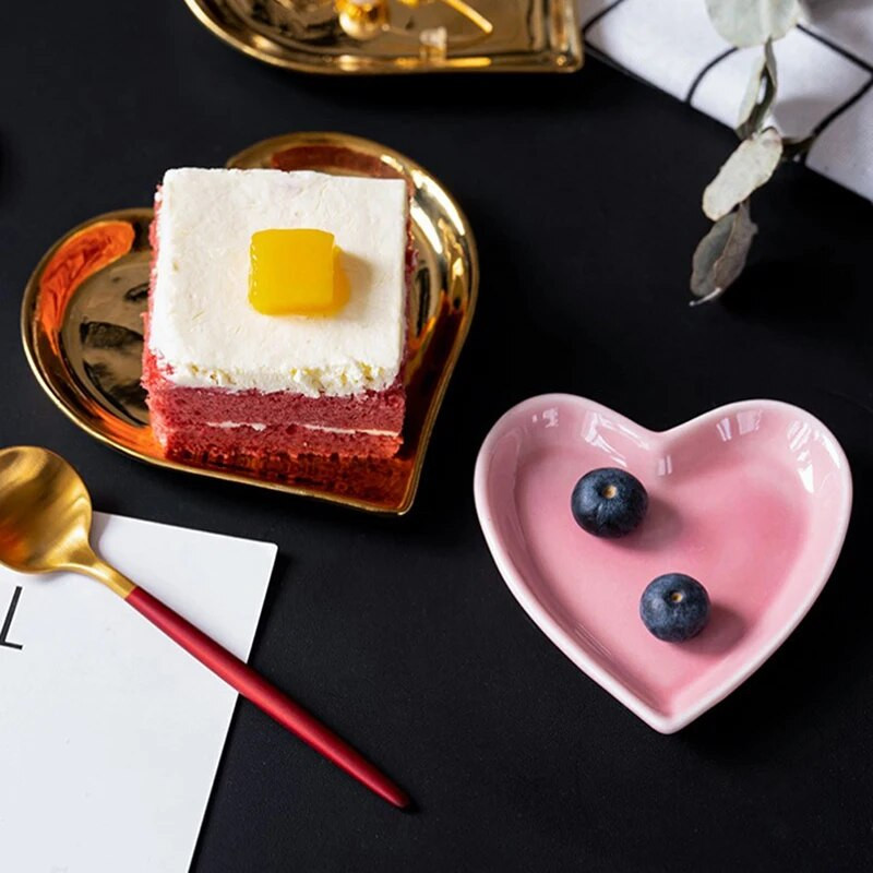 1 ks Keramický jedálenský stôl v tvare srdca, bočný tanier, miska na občerstvenie, ovocný tanier, tanier na šperky, úložný tanier na lásku, riad