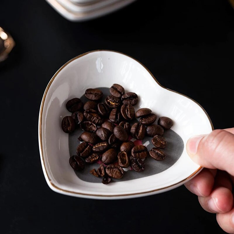 1 ks Keramický jedálenský stôl v tvare srdca, bočný tanier, miska na občerstvenie, ovocný tanier, tanier na šperky, úložný tanier na lásku, riad