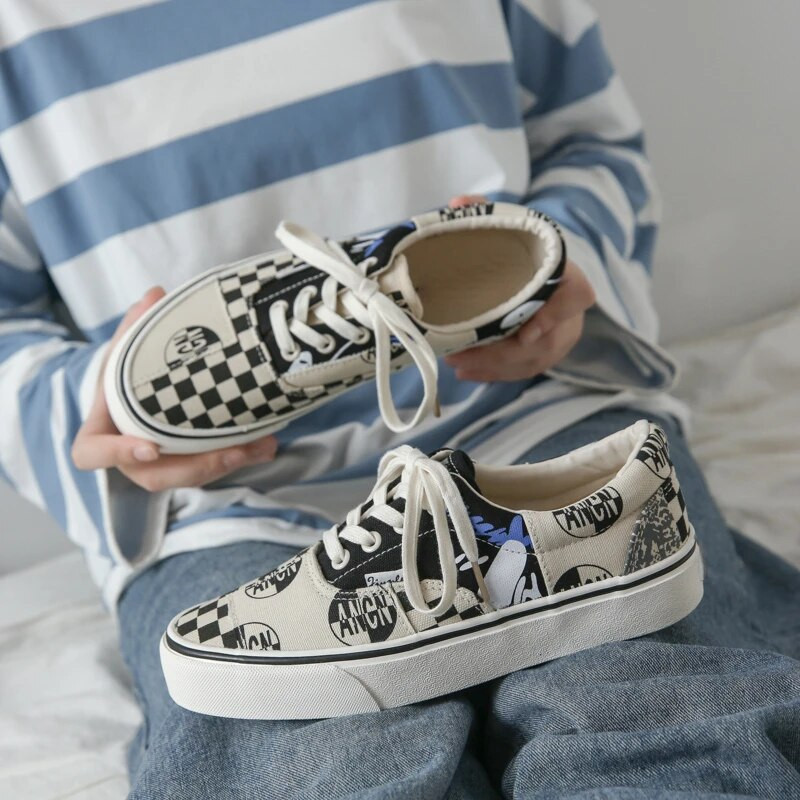 2023 Pantofi de pânză casual pentru bărbați cu graffiti de vară pantofi de skateboard cu blocare a culorii în carouri pantofi vulcanizați de modă ușoare 44