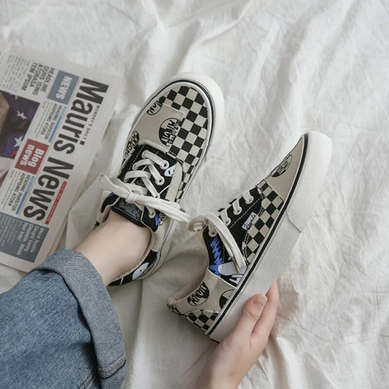 2023 Pantofi de pânză casual pentru bărbați cu graffiti de vară pantofi de skateboard cu blocare a culorii în carouri pantofi vulcanizați de modă ușoare 44