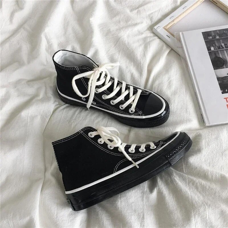 Módne trendy plátené topánky pre mužov, čierne v štýle Harajuku, párové skateboardové topánky, ležérne okrúhle špičky so šnurovaním a vulkanizovaným spodným dielom.