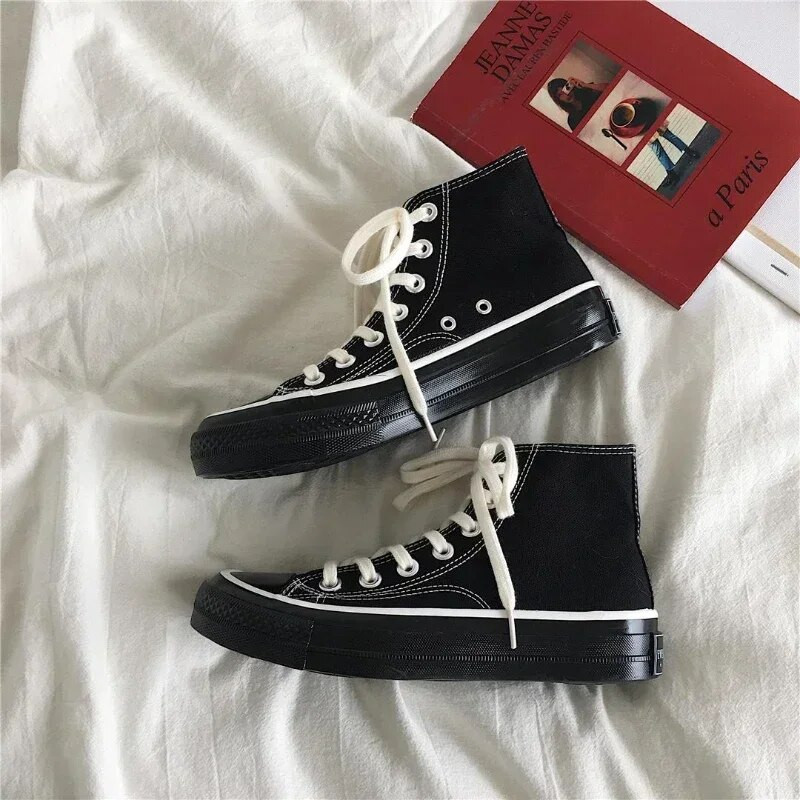 Módne trendy plátené topánky pre mužov, čierne v štýle Harajuku, párové skateboardové topánky, ležérne okrúhle špičky so šnurovaním a vulkanizovaným spodným dielom.