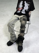 Pán Black, avantgardný a špičkový dizajn, heterochromatické šitie, otrhané žobrácke nohavice s mierne volánikovými okrajmi a