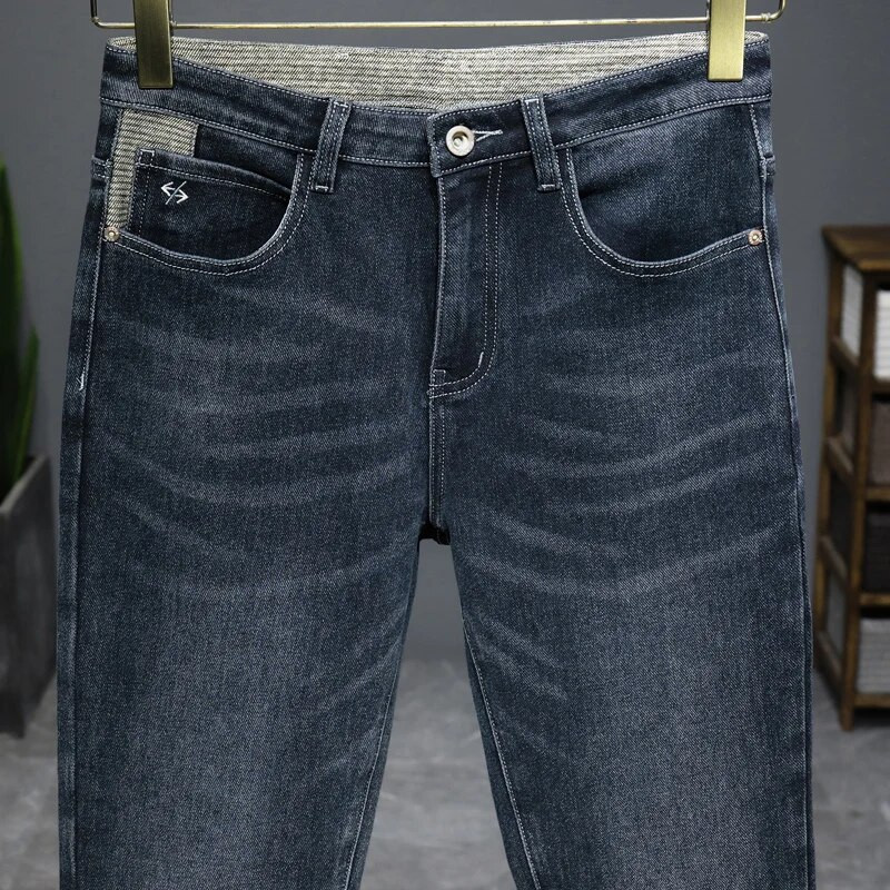 Toamna 2023, bărbați groși de afaceri, pantaloni casual cu picioare, talie elastică, subțire, drepte, broderie, buzunar cu clapetă, pantaloni negri de marcă