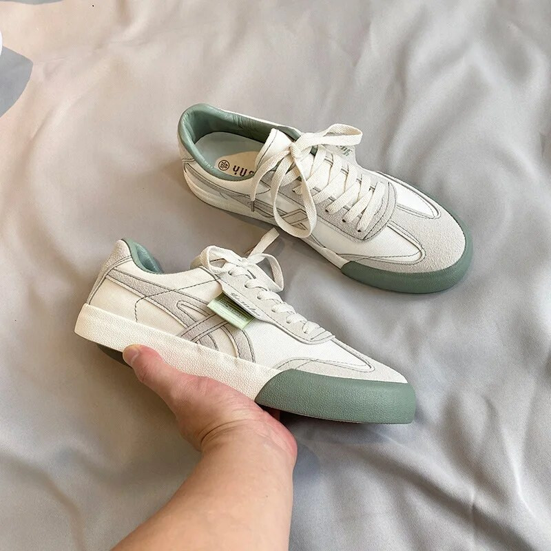 Pánske nové plátené topánky na jeseň 2023, pánska kórejská verzia, trendy a všestranné ploché topánky s mäkkou podrážkou, párové topánky, pánske doskové topánky