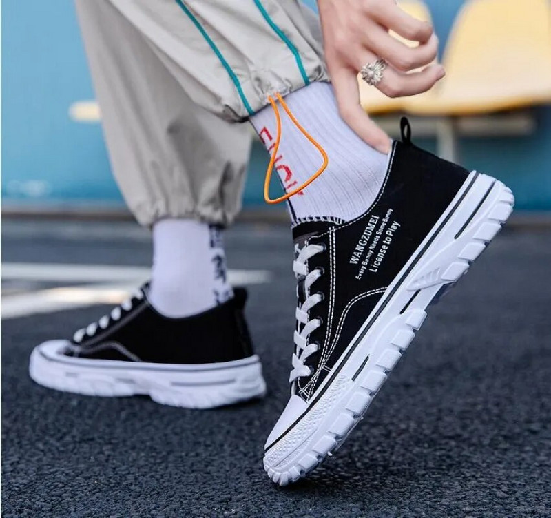 2023 Jarné nové ľahké priedušné nízke tenisky, módne plátené topánky, kórejská verzia, trendy, ležérne pánske topánky