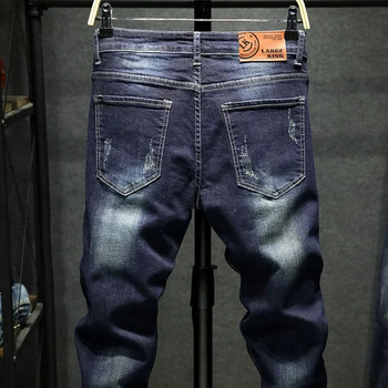 Нови пролетни есенни корейски модни еластични дънкови момчета Boyfriend Jeans Дизайнерски дрехи Тесни панталони Мъжки тънки сини скъсани панталони