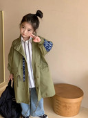 2023 Kórejské detské oblečenie Jesenná dievčenská vetrovka strednej dĺžky Dievčenský keprový kabát so šnúrkou na jar a jeseň Novinka