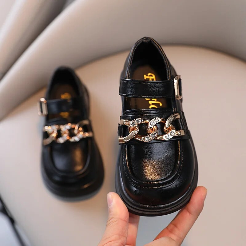 Beebitüdrukute printsessikingad libisemiskindlad tasapinnalised pehme tallaga nahast kingad tüdrukutele Ilusad kristallist metallist ketiga laste koolikingad G06215