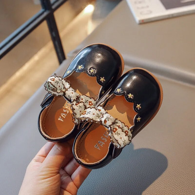 Väikeste tüdrukute nahast kingad pulmapeoks Lillelised lastele Printsessi koolikingad Retro vintage tikandiga lilled kikilipsuga