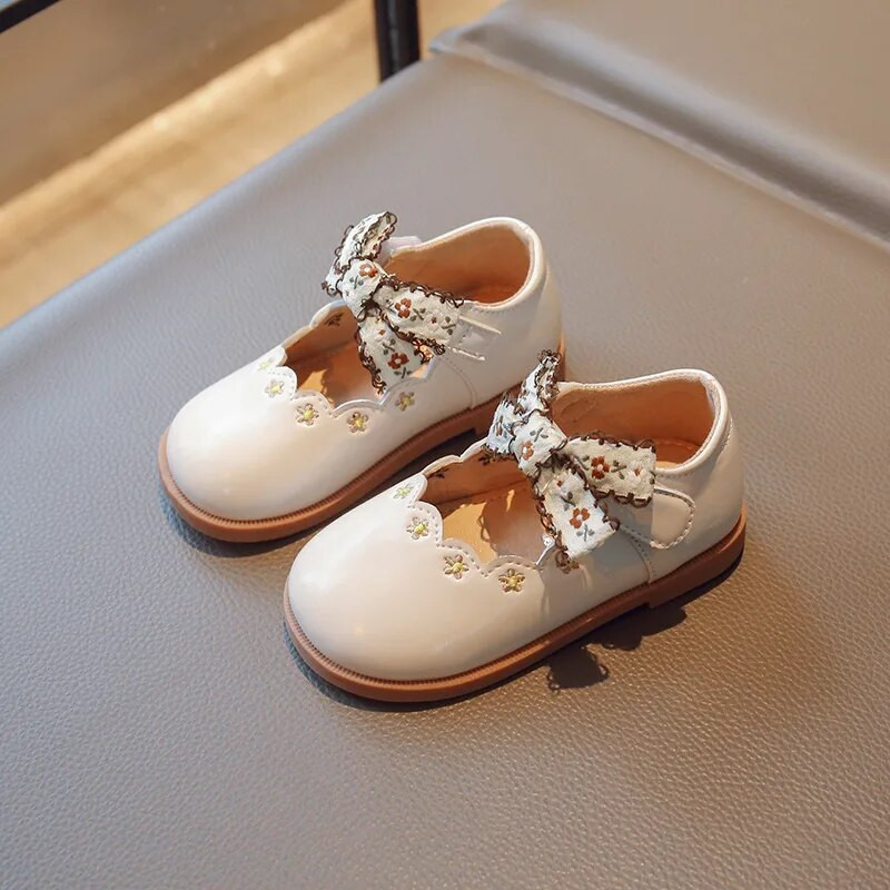 Väikeste tüdrukute nahast kingad pulmapeoks Lillelised lastele Printsessi koolikingad Retro vintage tikandiga lilled kikilipsuga