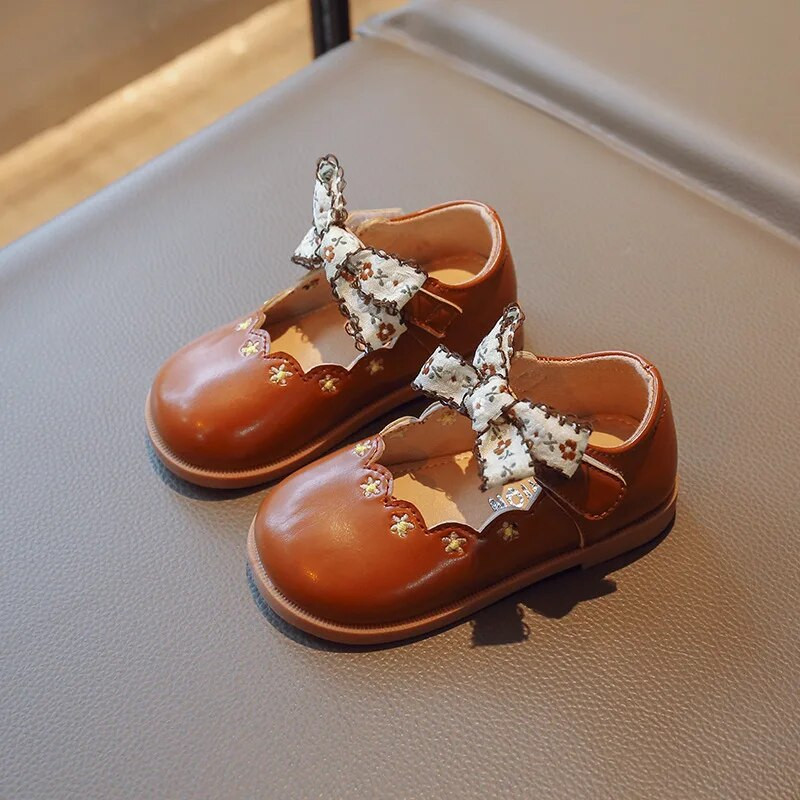 Väikeste tüdrukute nahast kingad pulmapeoks Lillelised lastele Printsessi koolikingad Retro vintage tikandiga lilled kikilipsuga