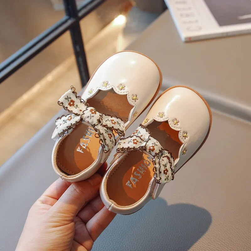 Väikeste tüdrukute nahast kingad pulmapeoks Lillelised lastele Printsessi koolikingad Retro vintage tikandiga lilled kikilipsuga