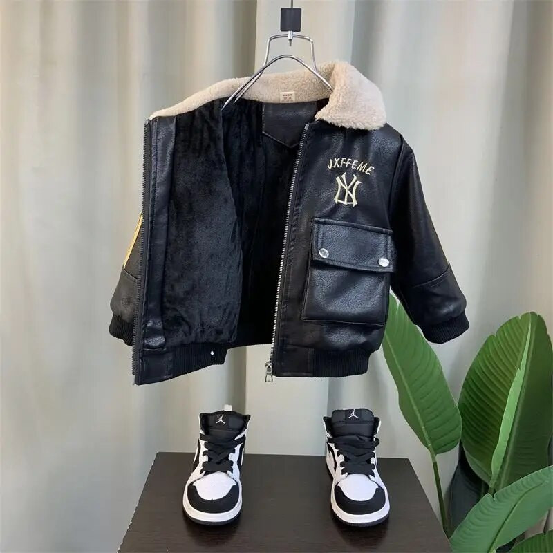 Korea reväär mustad poisid tikitud tõmblukuga nahkmantel Uus ilus laste sügistalvised riided poistele plüüs paks jope